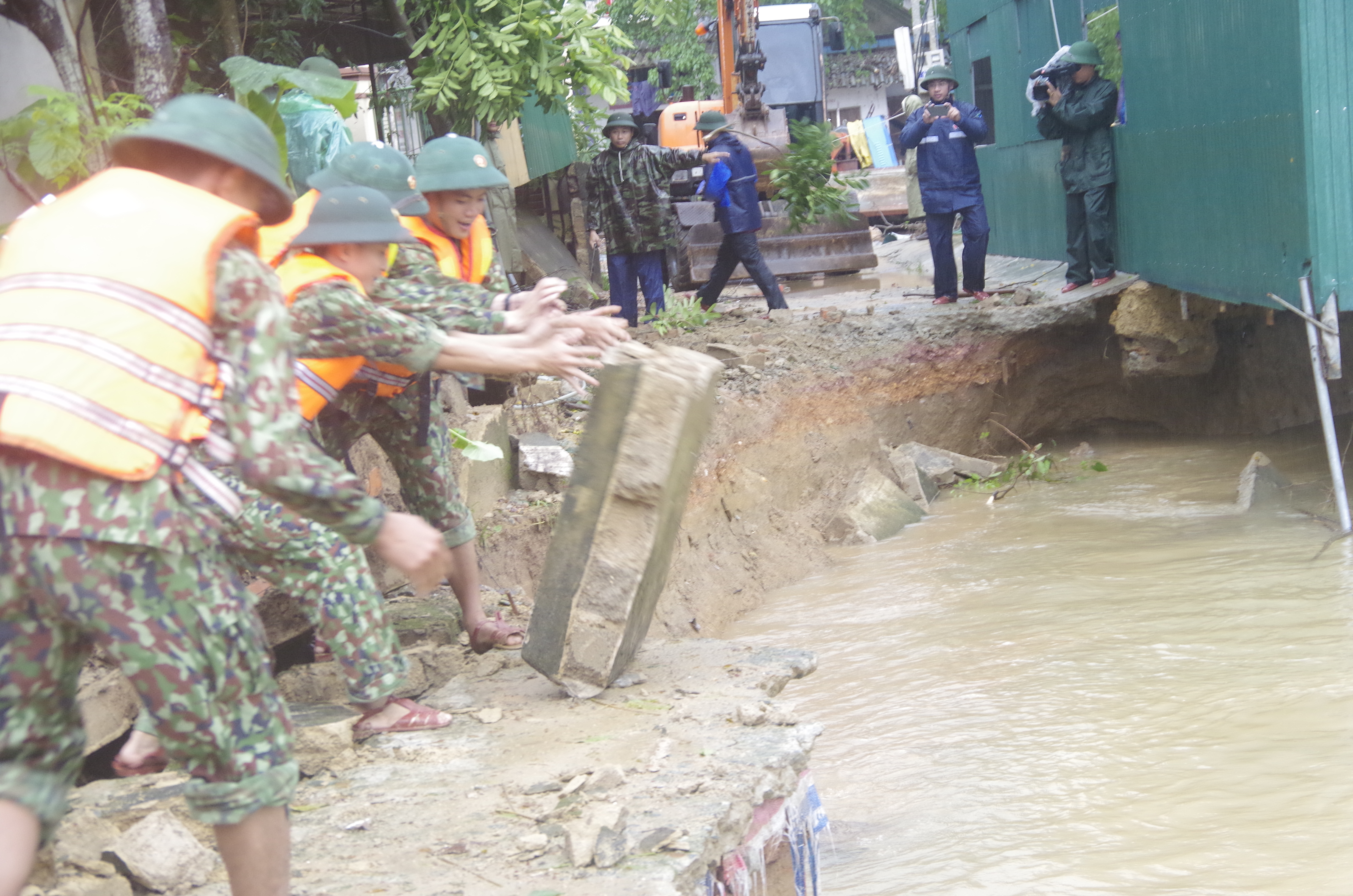 Bộ CHQS tỉnh Hà Tĩnh huy động lực lượng gia cố sạt lở trên địa bàn